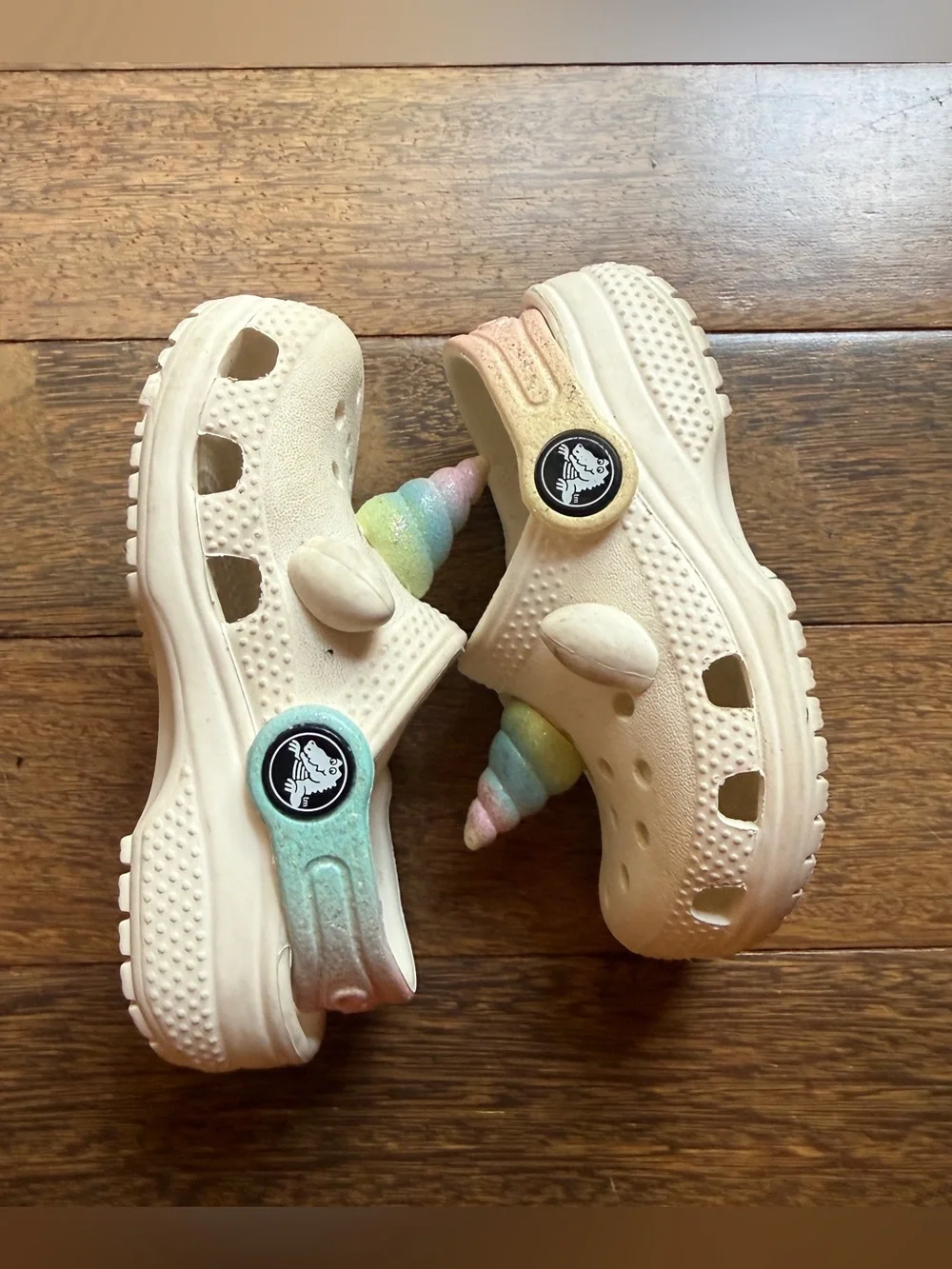 CROCS Kids Unicorn Clog Sandals in White with Rainbow Horns Size 6